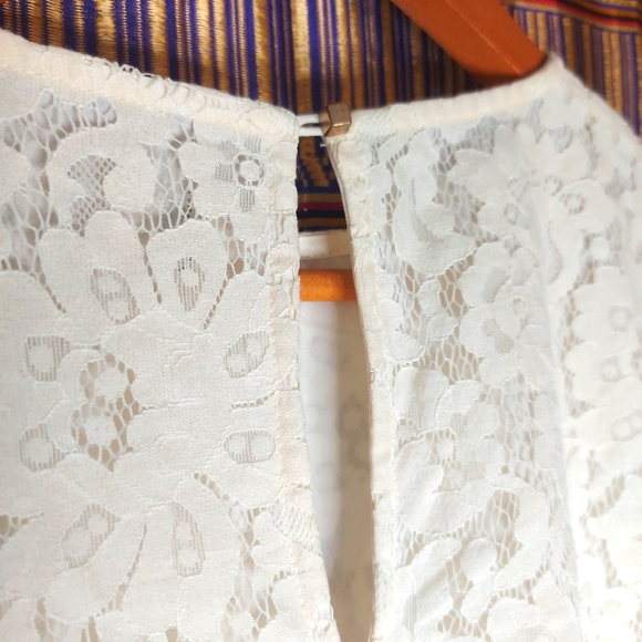 Delicate lace top with 3/4 sleeves - Picture 6 of 6